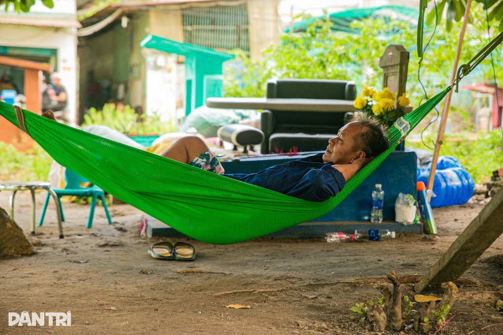 Những hộ dân cuối cùng ở nghĩa trang lớn nhất TPHCM trước quy hoạch - 1 Những hộ dân cuối cùng ở nghĩa trang lớn nhất TPHCM trước quy hoạch - 1