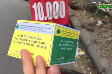 Bảo hiểm xe máy “đắt như tôm tươi”, người bán kiếm 7-8 triệu đồng/ngày