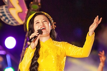 Phạm Thuỳ Dung lộng lẫy trên sân khấu chung kết Lễ hội pháo hoa quôc tế