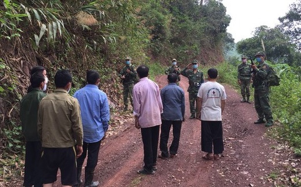 Vượt biên trái phép, 7 anh em bị bắt giữ đưa đi cách ly - 1 Vượt biên trái phép, 7 anh em bị bắt giữ đưa đi cách ly - 1