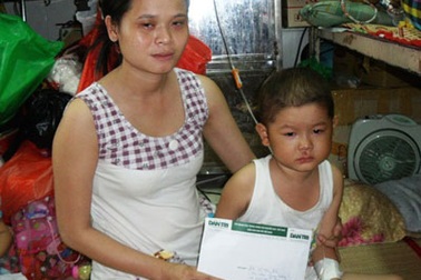 Quỹ nhân ái đến với cháu bé  mồ côi cha 