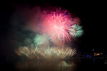 Pháo hoa lấp lánh trong mưa trên sông Hàn