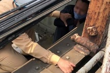 Chốt kiểm dịch kịp thời ngăn cản người đàn ông định nhảy cầu Long Biên