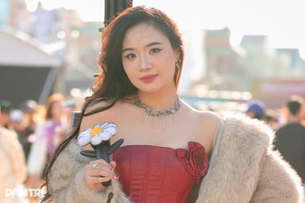 Mặc váy da màu đỏ quyến rũ như fan nữ của G-Dragon đầu mùa Thu - Đông