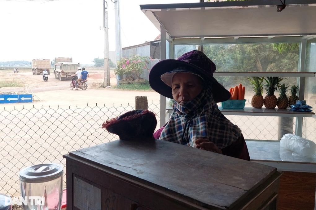 Xe chở đất cho cao tốc Bắc - Nam phải được rửa sạch trước khi ra đường - 2 Xe chở đất cho cao tốc Bắc - Nam phải được rửa sạch trước khi ra đường - 2