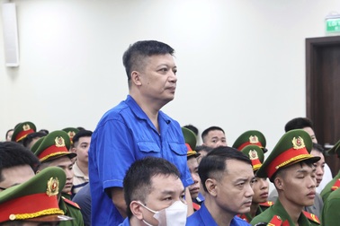 Trung gian khai đã đưa quà 140.000 USD, cựu Phó phòng hình sự nói không cầm
