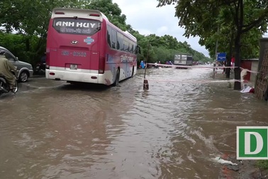 Thợ sửa xe máy kiếm bộn trong ngày mưa ngập ở Hà Nội