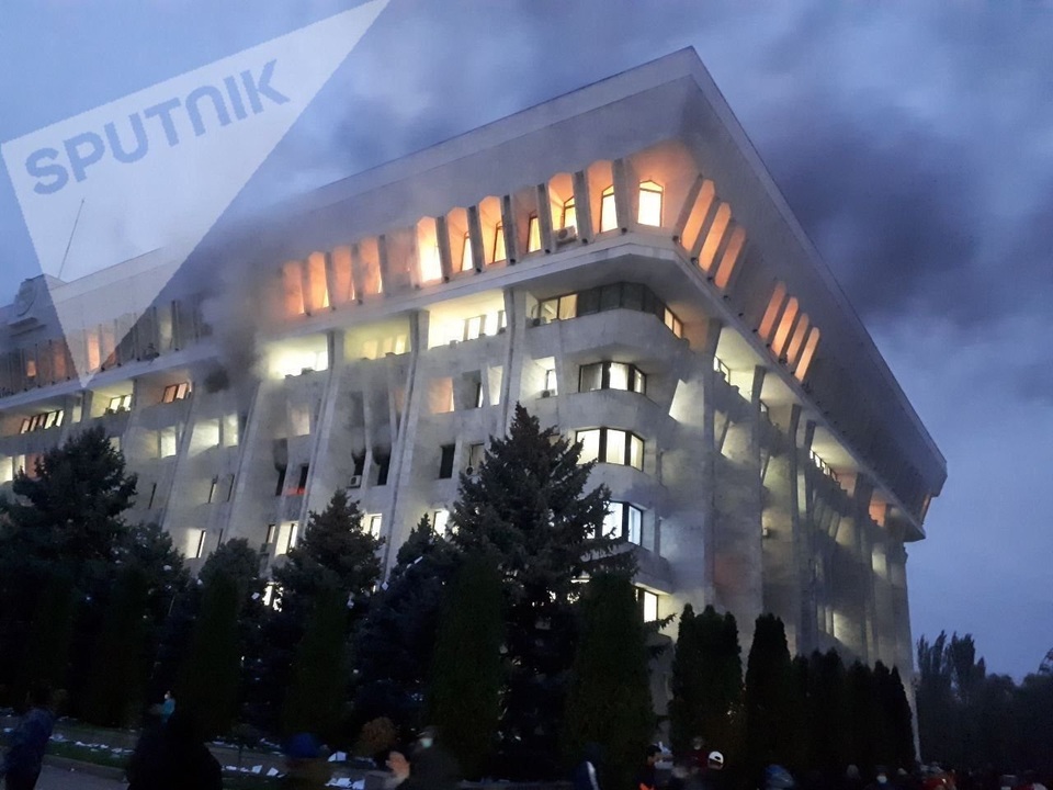Người biểu tình Kyrgyzstan chiếm trụ sở chính quyền, đốt phá Nhà Trắng - 2 Người biểu tình Kyrgyzstan chiếm trụ sở chính quyền, đốt phá Nhà Trắng - 2
