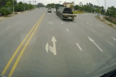 Pha xử lý kiểu "tự hủy" của ô tô con khi lách khe hẹp điền vào chỗ trống