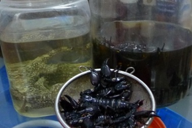 Những chợ “độc” vùng biên