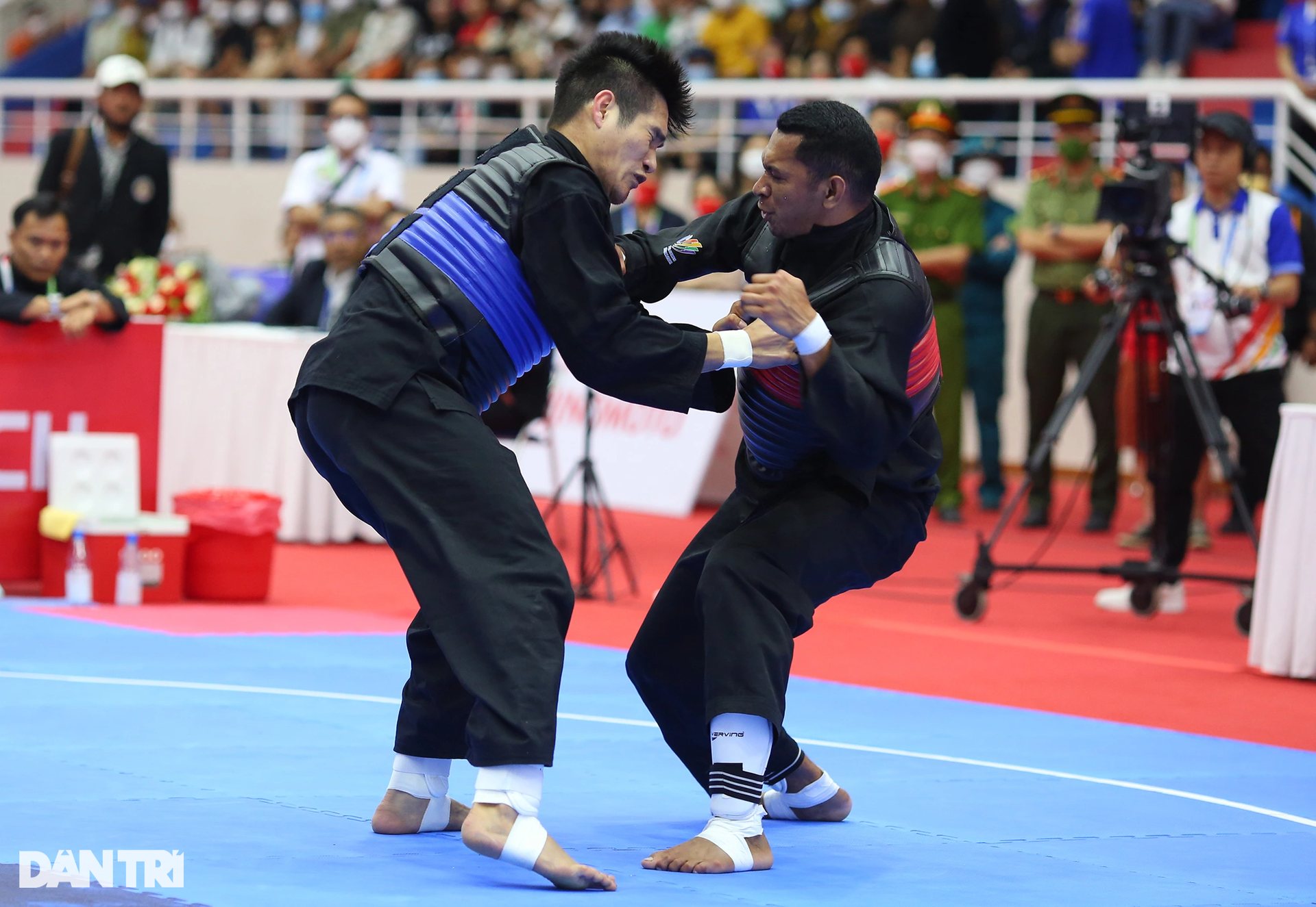 Nhiều VĐV chấn thương, nằm cáng rời sân trong ngày cuối thi Pencak Silat - 2 Nhiều VĐV chấn thương, nằm cáng rời sân trong ngày cuối thi Pencak Silat - 2
