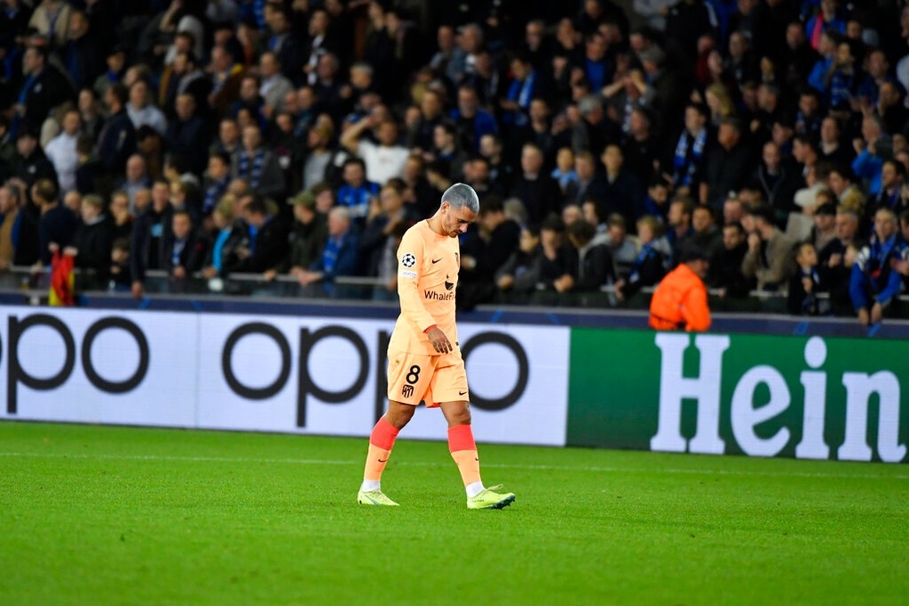 Griezmann đá hỏng phạt đền khiến Atletico lâm nguy ở Champions League - 4