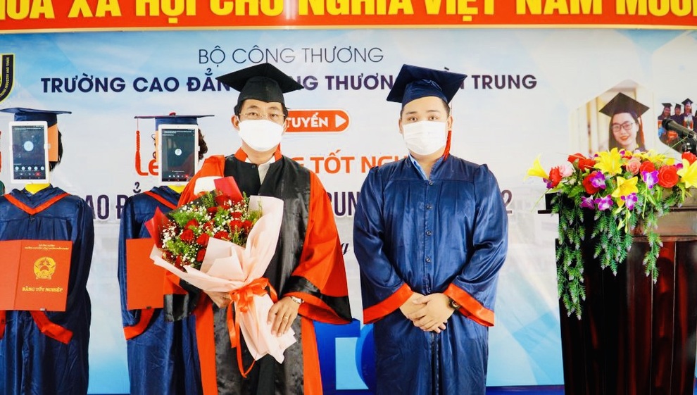 Lần đầu tiên Robot thay sinh viên trường nghề nhận bằng tốt nghiệp - 4 Lần đầu tiên Robot thay sinh viên trường nghề nhận bằng tốt nghiệp - 4