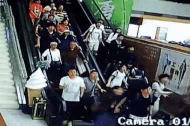 Nhóm du khách bất ngờ bị trần nhà đổ sập xuống đầu