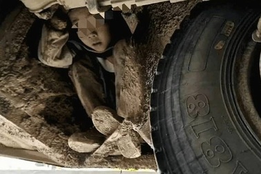 Hai đứa trẻ trốn dưới gầm xe buýt hơn 3 tiếng để đi thăm bố mẹ