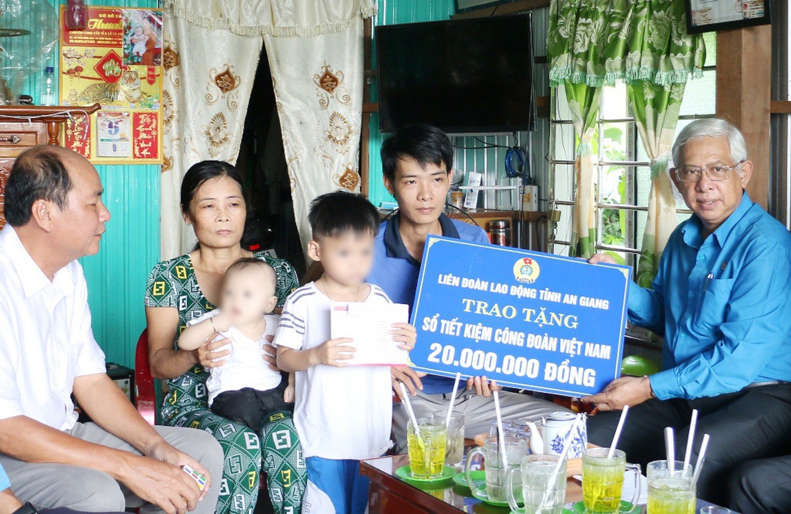 Tặng sổ tiết kiệm cho con đoàn viên Công đoàn mồ côi vì Covid-19 - 2 Tặng sổ tiết kiệm cho con đoàn viên Công đoàn mồ côi vì Covid-19 - 2