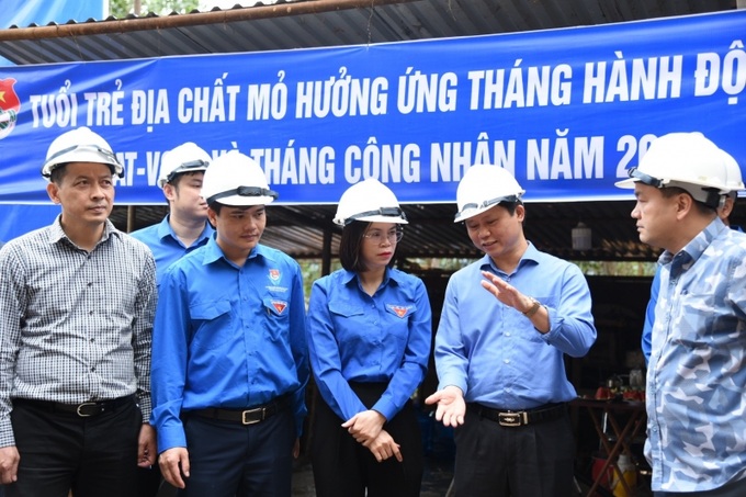 Đoàn công tác lắng nghe lãnh đạo công ty CP Địa chất mỏ - TKV chia sẻ về những mũi khoan mà thanh niên công nhân của công ty đang thực hiện tại vị trí thực địa