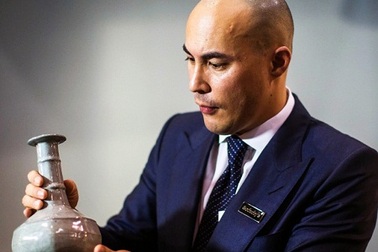 Chiếc bình gốm giá 320 tỉ đồng