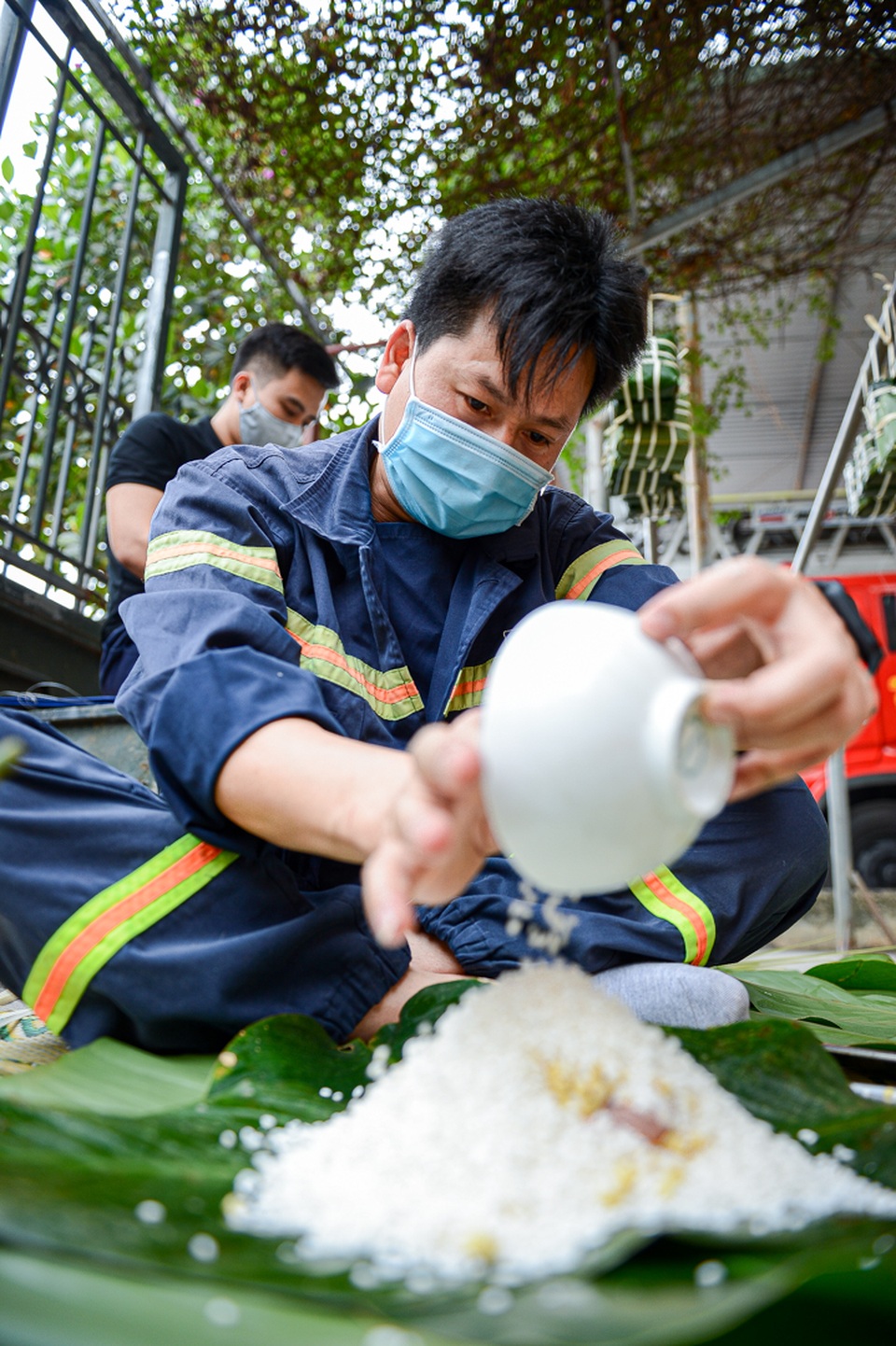 Lính cứu hỏa trổ tài gói bánh chưng đón Tết - 7 Lính cứu hỏa trổ tài gói bánh chưng đón Tết - 7