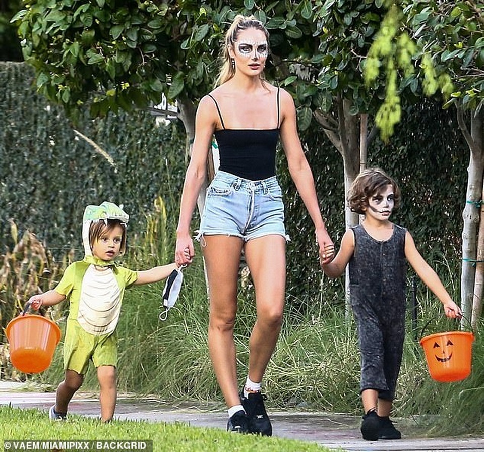 Ngưỡng mộ eo thon của siêu mẫu 2 con Candice Swanepoel - 7 Ngưỡng mộ eo thon của siêu mẫu 2 con Candice Swanepoel - 7