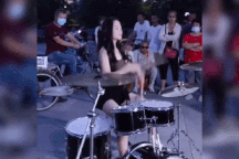 Clip "cô gái xinh đẹp chơi trống điêu luyện" gây sốt Internet tuần qua