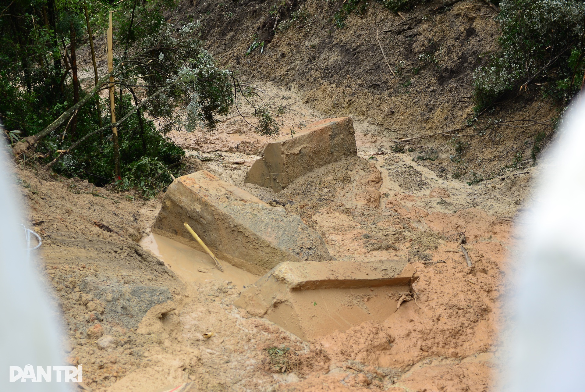 Đèo Prenn nứt toác sau mưa lớn: Tuyến huyết mạch Đà Lạt - TPHCM tê liệt - 5