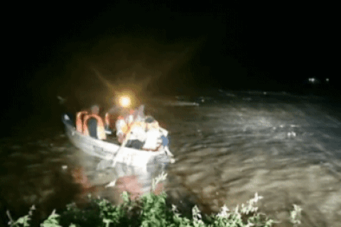 Chủ tịch xã chèo thuyền đưa đoàn công tác ra khỏi vùng lũ