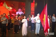 Tôn vinh Chủ tịch Hồ Chí Minh trên sân khấu