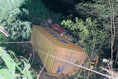 Xe container lao xuống vực sâu 70m, công an đu dây giải cứu tài xế