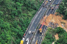 Sập cao tốc ở Trung Quốc, 19 người thiệt mạng