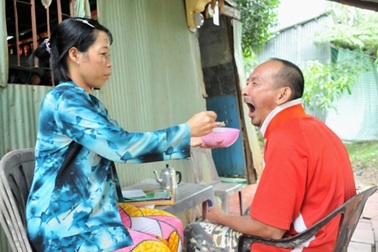 Nước mắt người phụ nữ mưu sinh nghề bán vé số chăm chồng, lo hai con ăn học