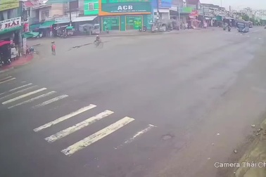 Cụ bà đi xe đạp ẩu suýt gây họa cho người đi đường