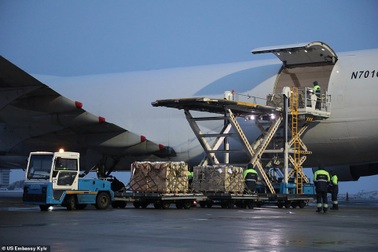 Phương Tây dồn dập viện trợ giữa lúc Ukraine - Nga "căng như dây đàn"