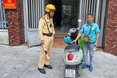 Xử lý lái xe máy dùng băng dính dán, thay đổi chữ trên biển số