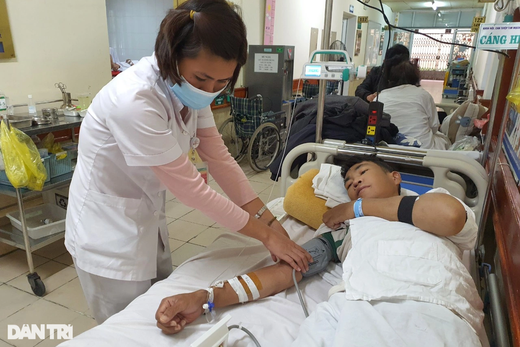 Thiếu 300 triệu đồng làm phẫu thuật, ông bố 3 con xin bác sĩ về chờ chết - 1 Thiếu 300 triệu đồng làm phẫu thuật, ông bố 3 con xin bác sĩ về chờ chết - 1