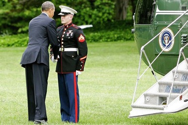 Obama '"đãng trí" quên chào binh sĩ Mỹ