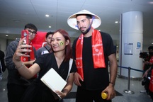 Sao Dortmund đội nón lá đến Hà Nội, vui vẻ chụp hình cùng người hâm mộ