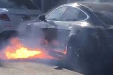 Tesla Model S bốc cháy khi đang chạy trên phố
