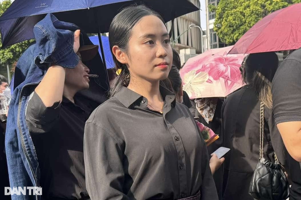 Cô gái Lào đi xe máy từ Quảng Ninh tới Hà Nội tiễn đưa Tổng Bí thư - 1 Cô gái Lào đi xe máy từ Quảng Ninh tới Hà Nội tiễn đưa Tổng Bí thư - 1