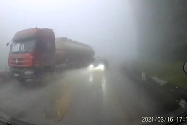 Ô tô suýt gây tai nạn vì vượt ẩu trên đường đèo mù sương