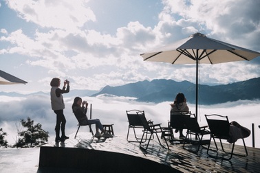 Độc đáo quán cà phê neo mình bên sườn núi ở Sapa