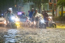 Đà Nẵng mưa xối xả, người dân vất vả lội nước về nhà