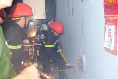 Đục tường dập đám cháy trong ngôi nhà khóa cửa