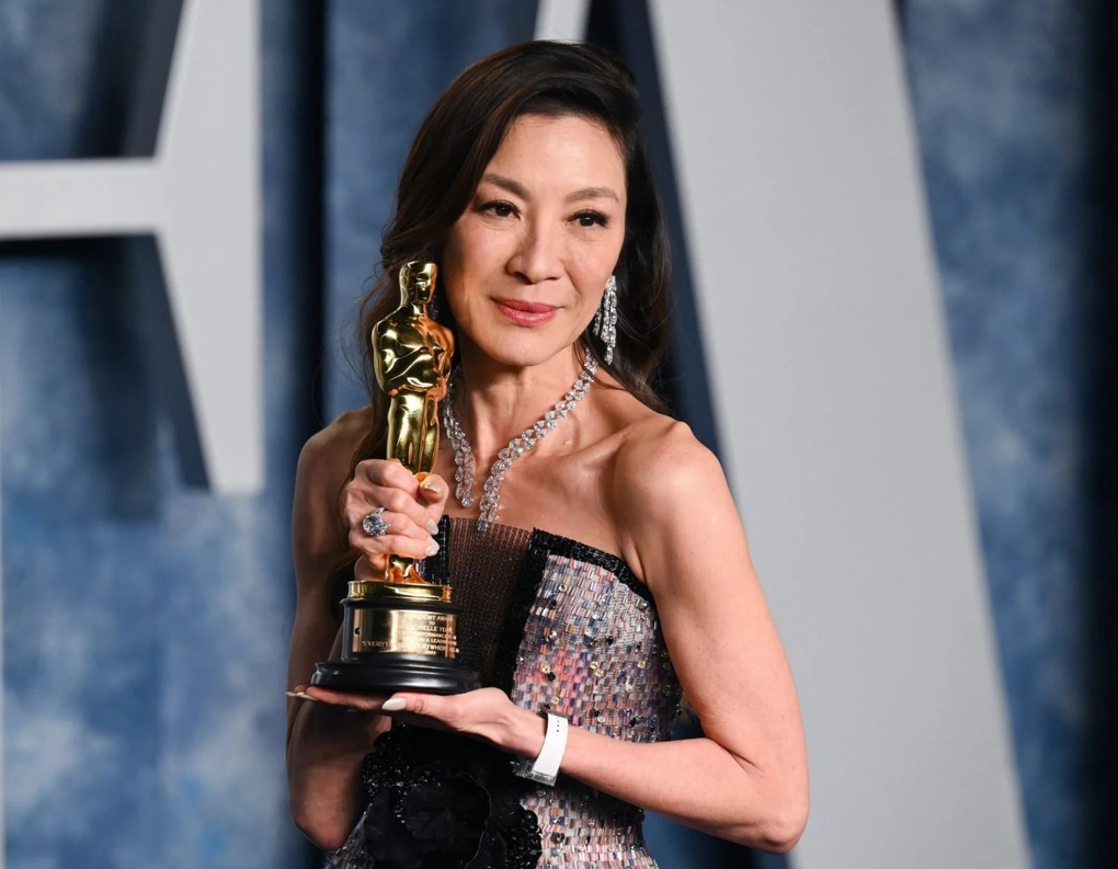 Dương Tử Quỳnh mang tượng vàng Oscar tới thăm mộ cha - 3 Dương Tử Quỳnh mang tượng vàng Oscar tới thăm mộ cha - 3