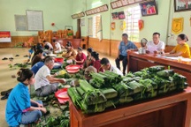 Người miền Trung gói bánh chưng, gom cá khô gửi ra vùng lũ miền Bắc