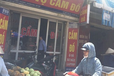 "Ăn theo" World Cup, phe vé "kiếm đậm", cầm đồ "ôm" 500 smartphone/đêm