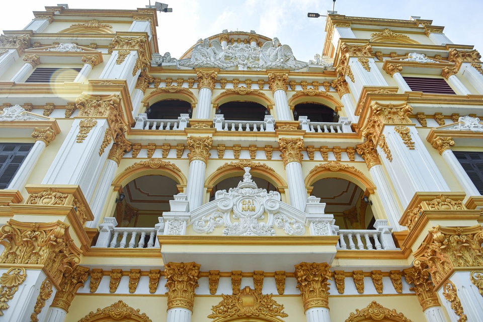 Lâu đài dát vàng, bên trong toàn nội thất đắt đỏ của đại gia ở Hưng Yên - 4 Lâu đài dát vàng, bên trong toàn nội thất đắt đỏ của đại gia ở Hưng Yên - 4