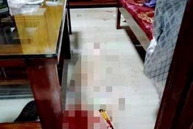 Bé gái 10 tuổi ở nhà bị tên cướp đâm đã tử vong