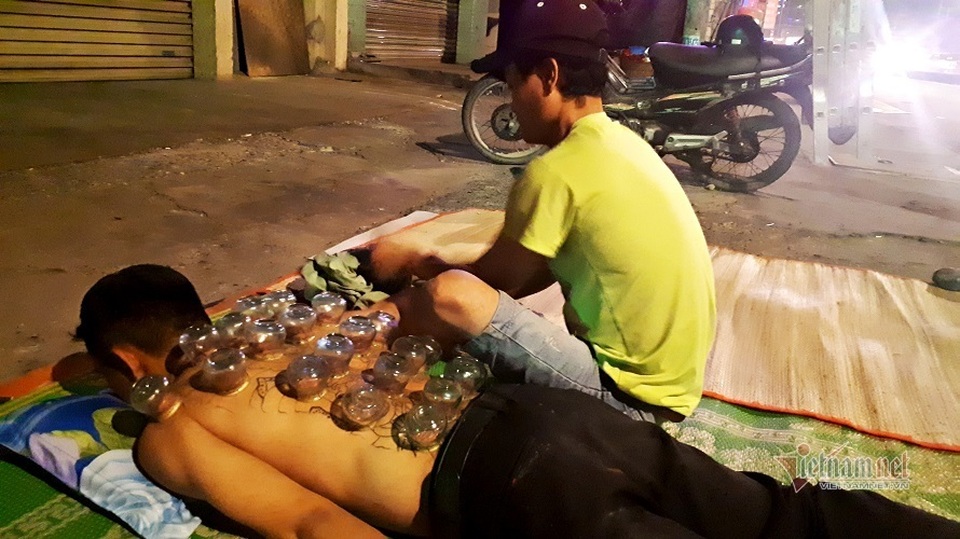 Phía sau những đêm trắng mát-xa cho khách bên vỉa hè Sài Gòn - 3 Phía sau những đêm trắng mát-xa cho khách bên vỉa hè Sài Gòn - 3