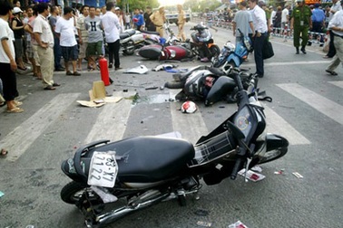 Bắt giam bác sĩ lái ô tô gây tai nạn liên hoàn trên phố
